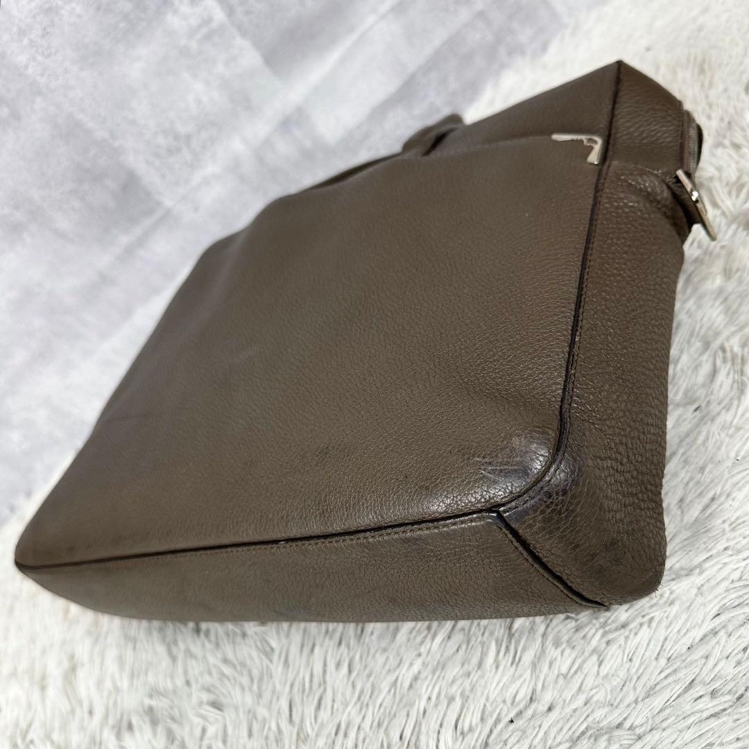 A4 美品 カルティエ レザー ビジネスバッグ エンボス ロゴ型押し グレージュ