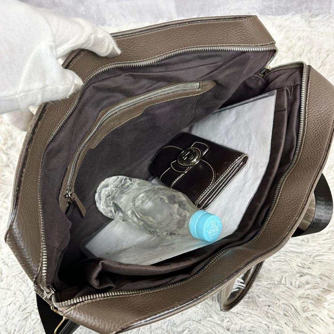 A4 美品 カルティエ レザー ビジネスバッグ エンボス ロゴ型押し グレージュ