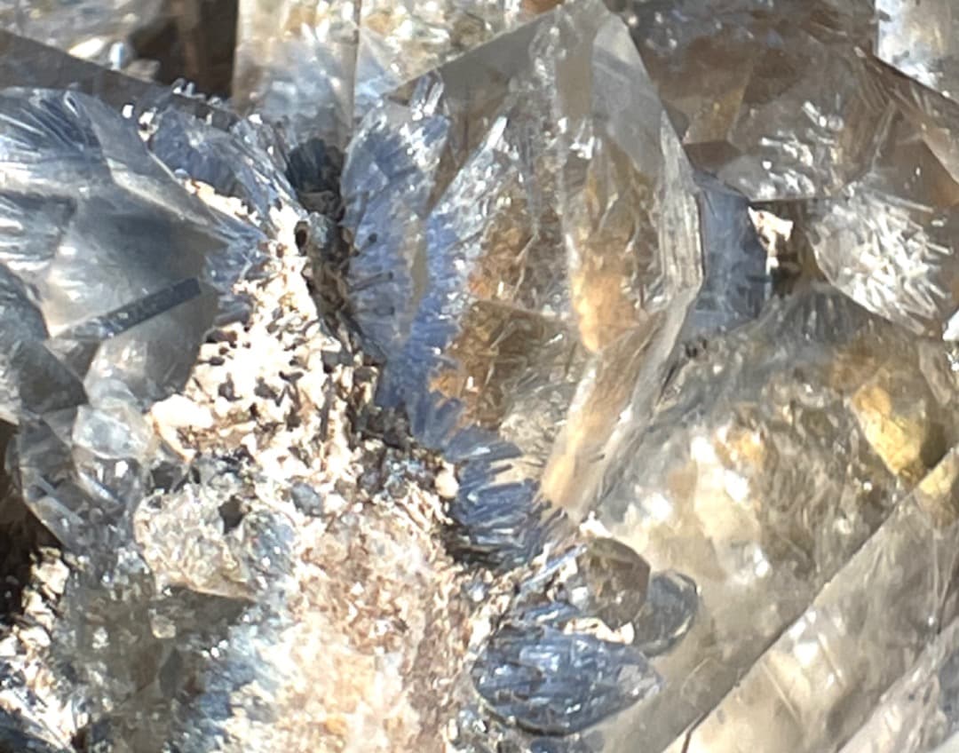 デュモルチライトインクォーツ　クラスター