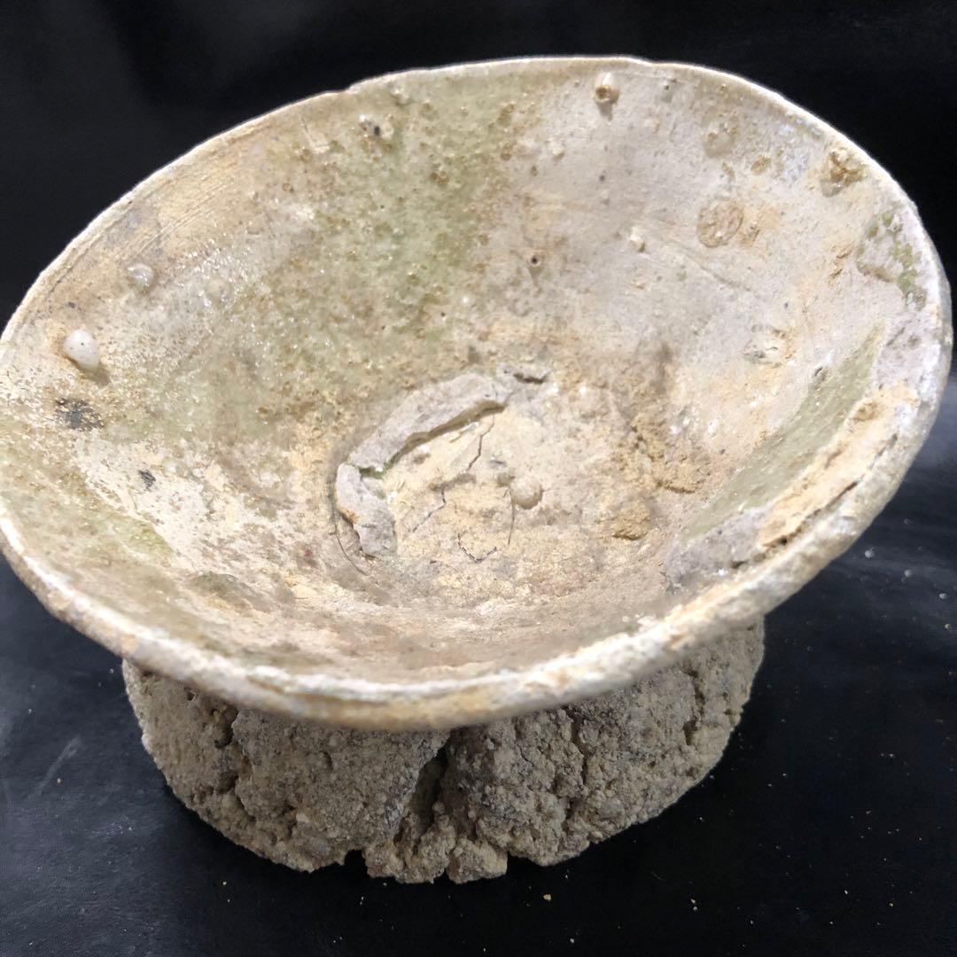 超珍品◾️蔵から超激レアな素焼きの台座が残った雰囲気の凄い抹茶茶碗が出て来ました。