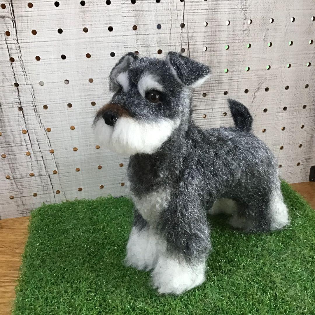 羊毛フェルトシュナウザー犬