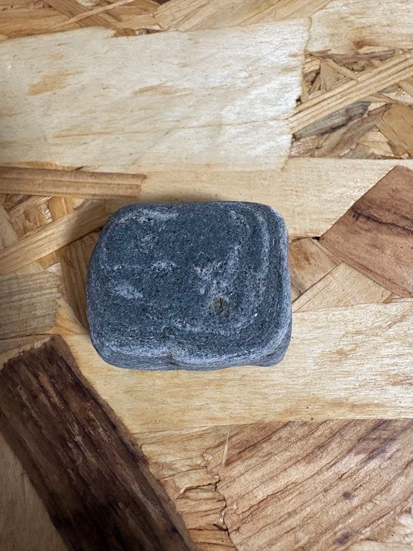 ただの真四角な石