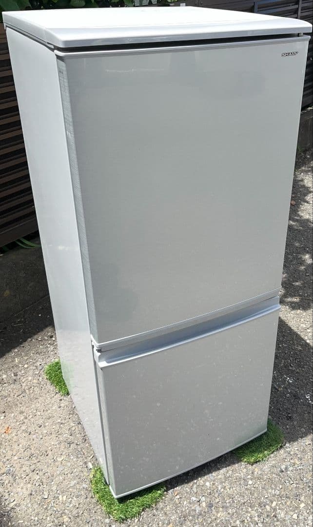 シャープ冷凍冷蔵庫137L横縞模様付け替えどっちもドア自動霜取り機能付　18年製