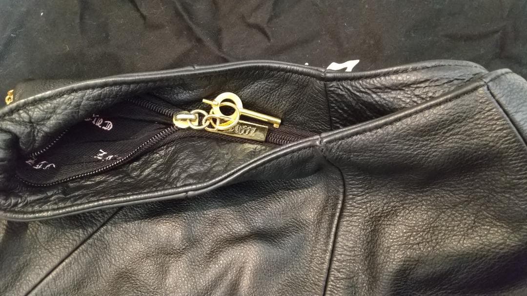 Cuffz by Linz レザー手錠バッグ