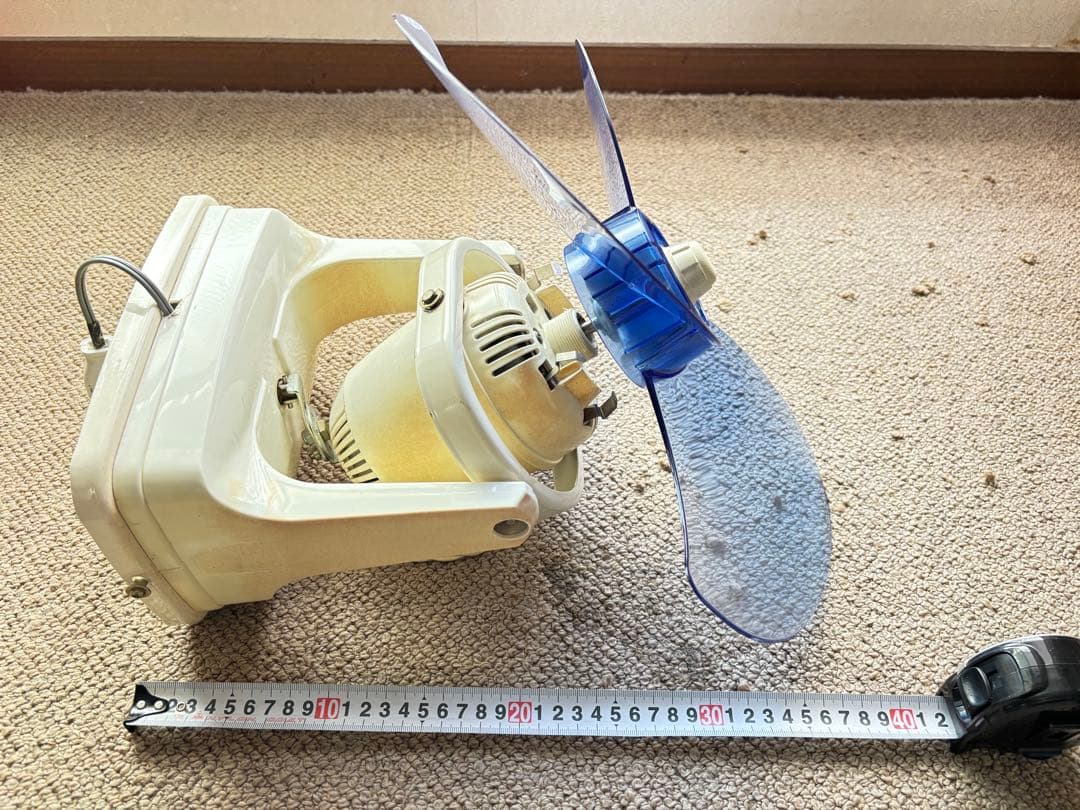青い3枚羽根の扇風機