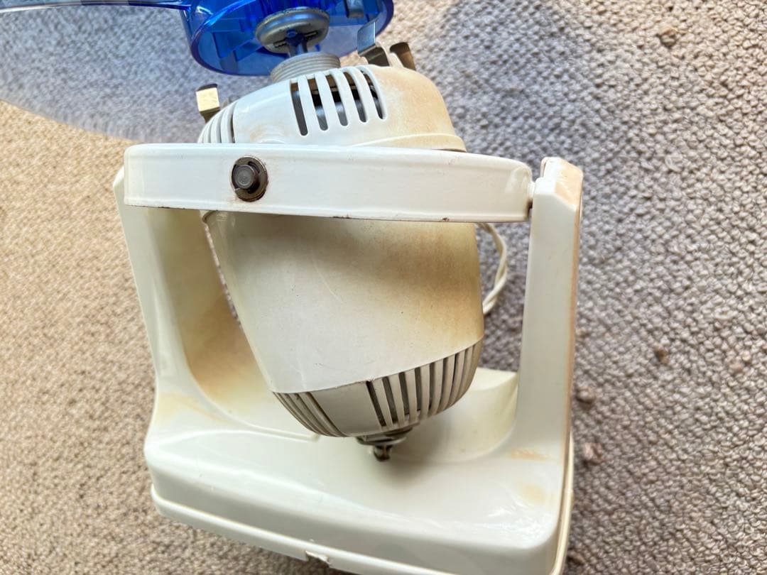 青い3枚羽根の扇風機