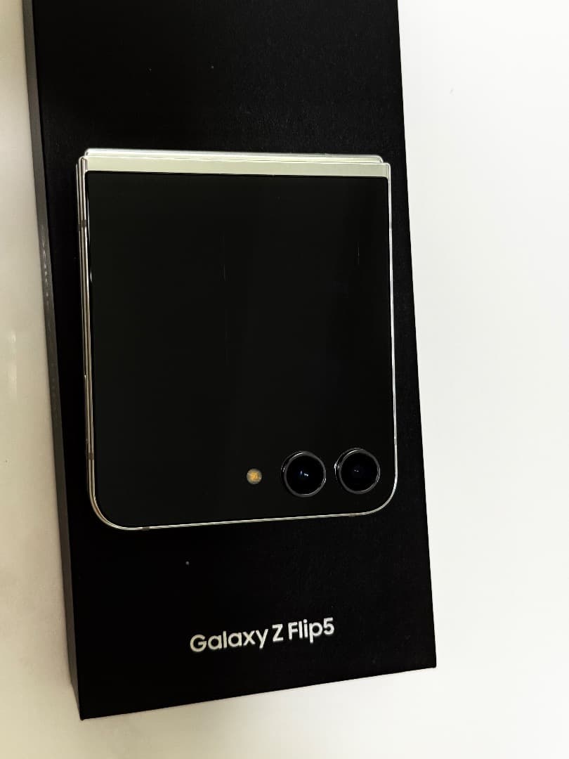 美品 Galaxy Z Flip5 クリーム 256GB A-52