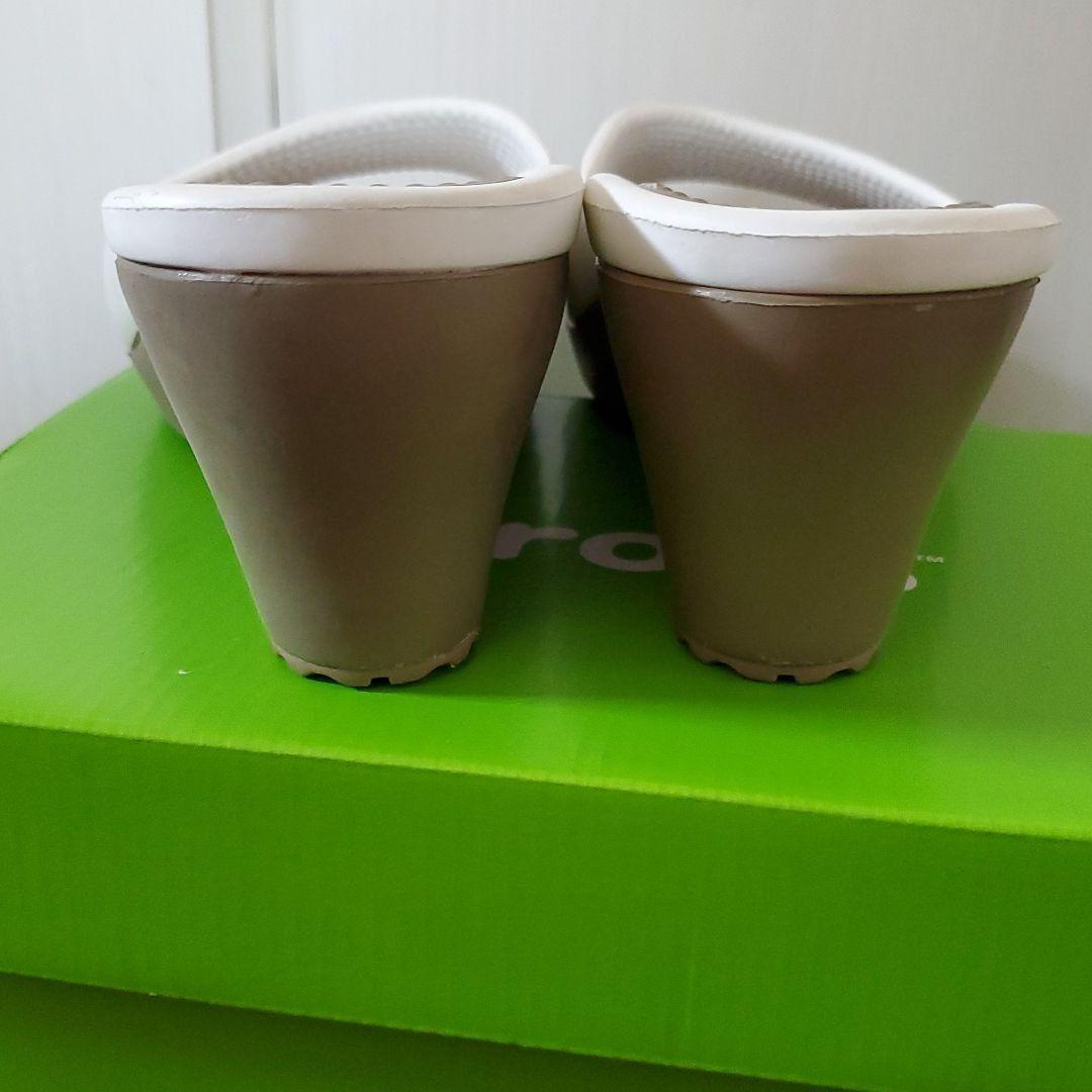 CROCS ササリ W8 ビーチサンダル ホワイト/カーキ