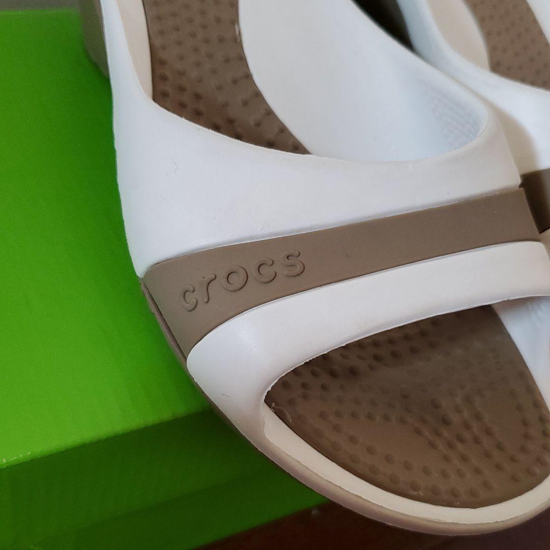 CROCS ササリ W8 ビーチサンダル ホワイト/カーキ