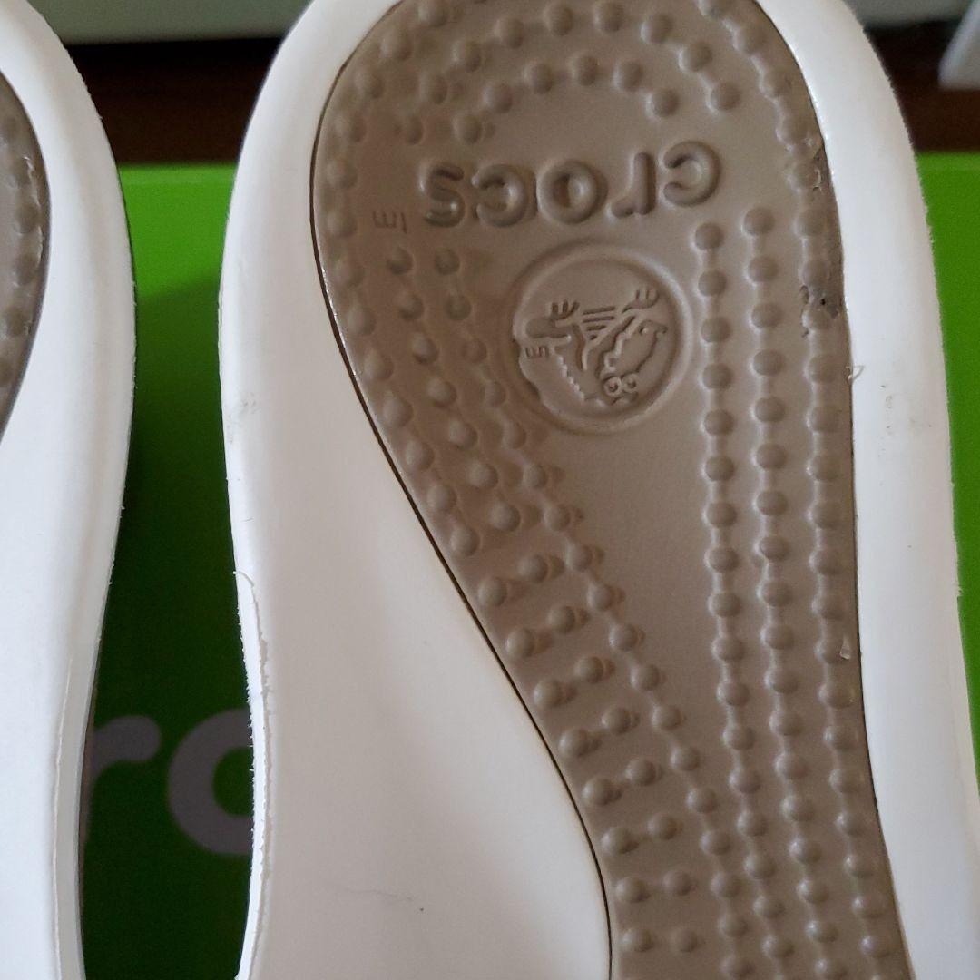 CROCS ササリ W8 ビーチサンダル ホワイト/カーキ