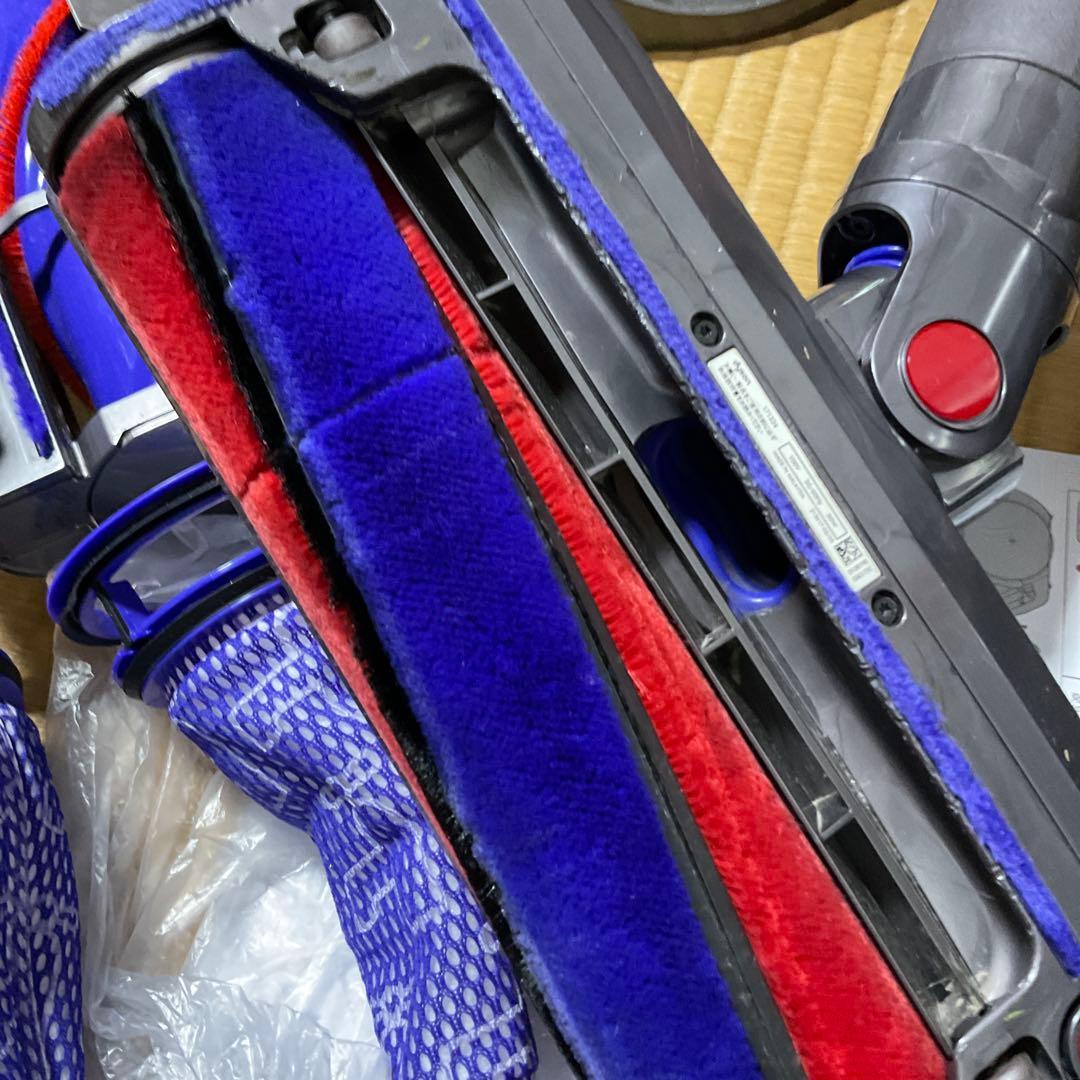 DysonV4掃除機　サテンレッド　シルバー