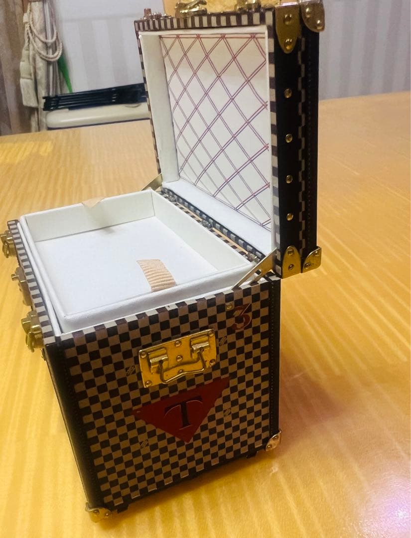 希少　LOUIS VUITTON VIP顧客ノベルティダミエ小物入れ　(箱あり)