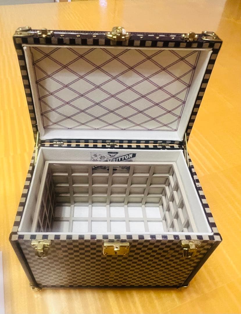 希少　LOUIS VUITTON VIP顧客ノベルティダミエ小物入れ　(箱あり)