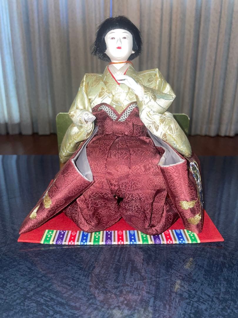 雛人形 伝統的和装 金色赤色