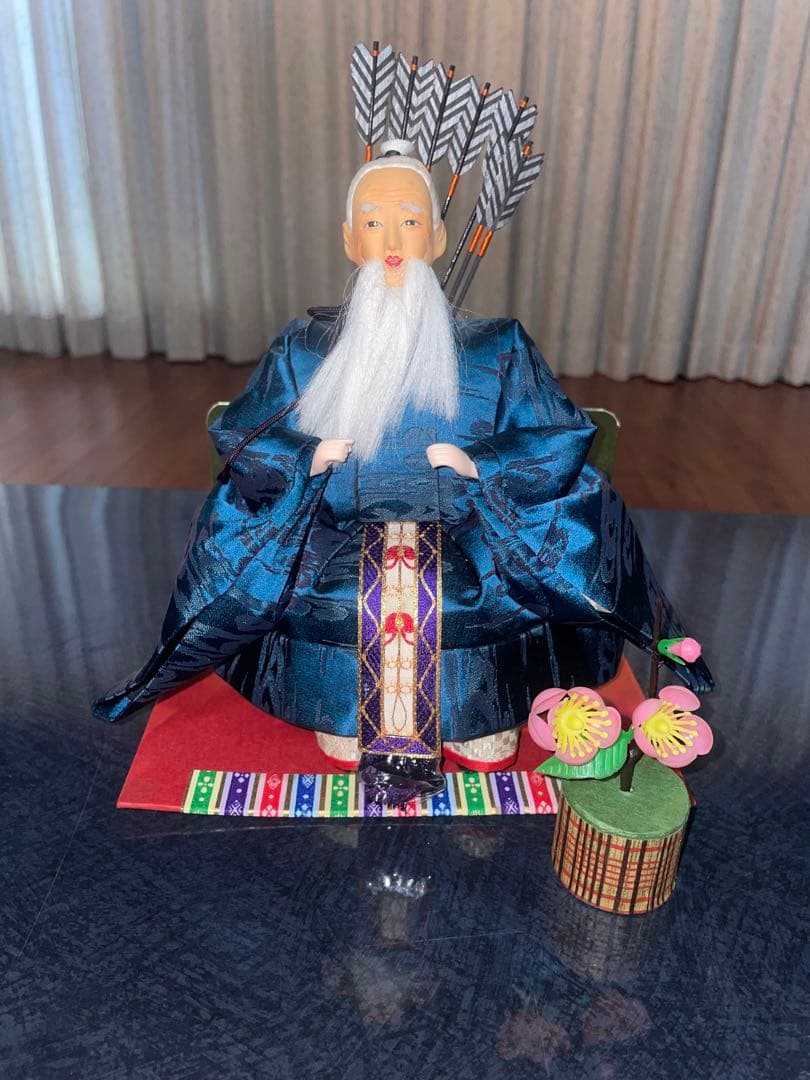 雛人形 伝統的和装 金色赤色