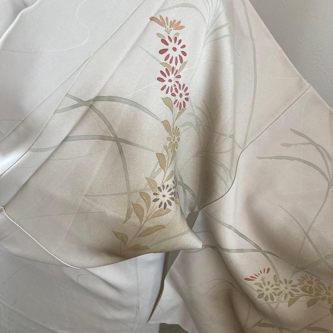 新品　訪問着　菊淡いグレージュ身幅L L ゆったり　金彩　骨格ウェーブ　上品