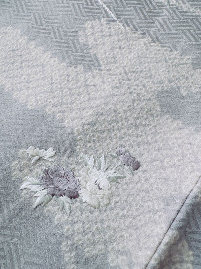 【未使用　しつけ糸付き】　正絹　訪問着　絞り　刺繍　ラベンダーグレー