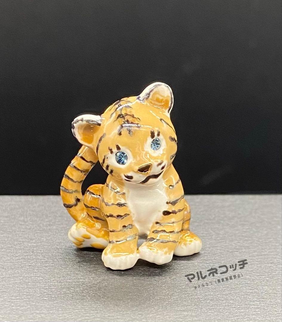 【mashumama】ヴァンドームブティック　子トラのピンブローチ