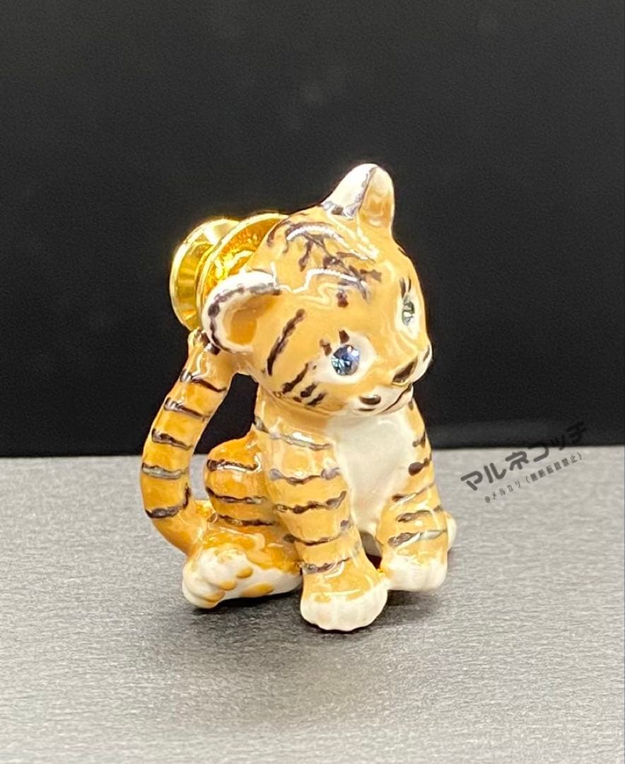 【mashumama】ヴァンドームブティック　子トラのピンブローチ