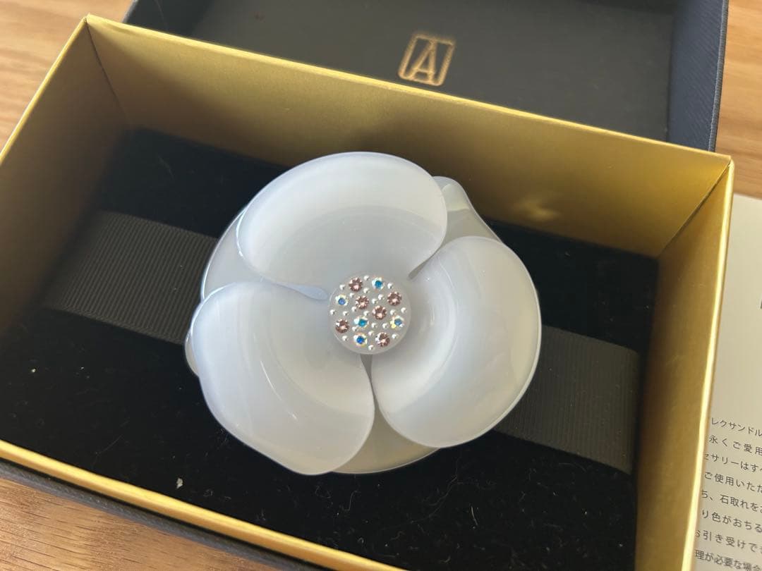 アレクサンドルドゥパリ 2色スワロフスキーのカメリア バレッタ 水色