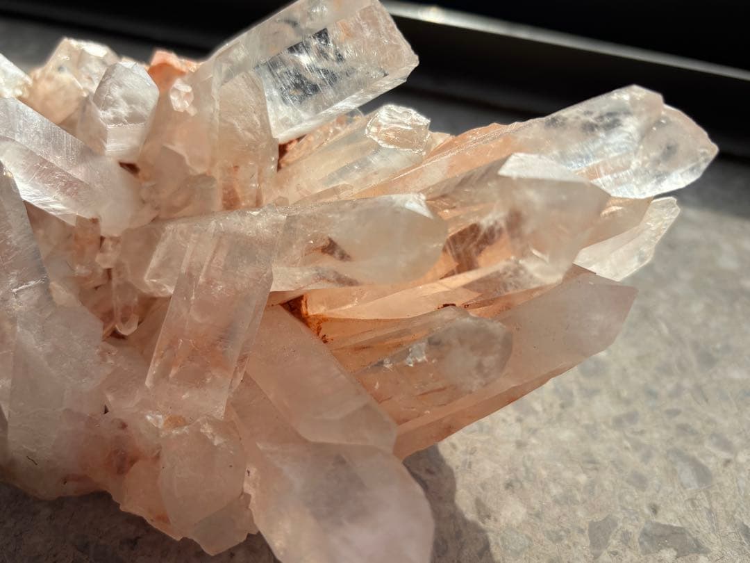 ピンク水晶クラスター　1059g マダガスカル産　優しくて可愛い　天然石