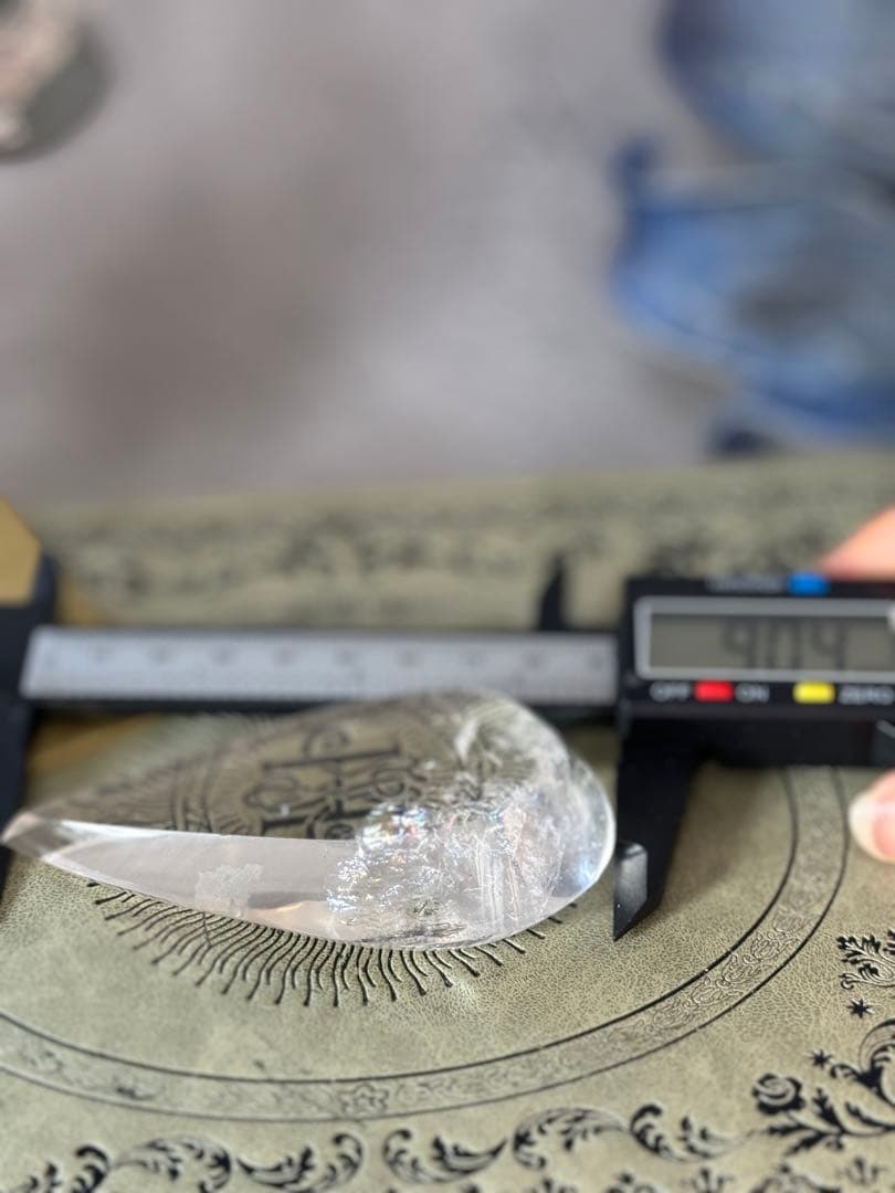 うるるん　雫型　ドロップ　クリアクォーツ　 スタンド付き　置物