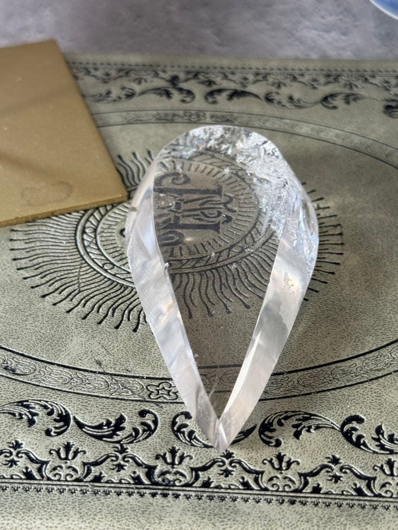 うるるん　雫型　ドロップ　クリアクォーツ　 スタンド付き　置物