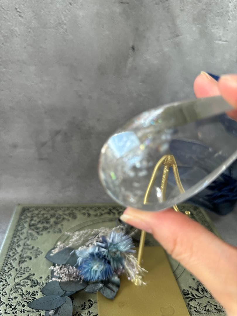 うるるん　雫型　ドロップ　クリアクォーツ　 スタンド付き　置物