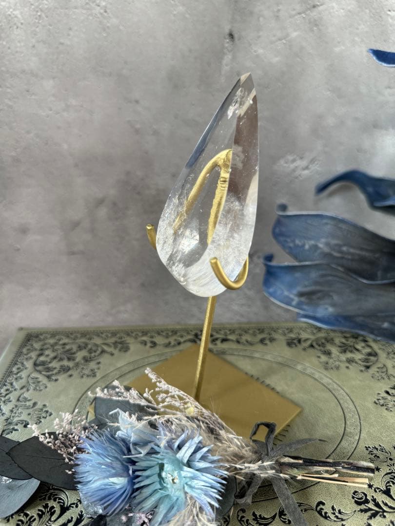 うるるん　雫型　ドロップ　クリアクォーツ　 スタンド付き　置物