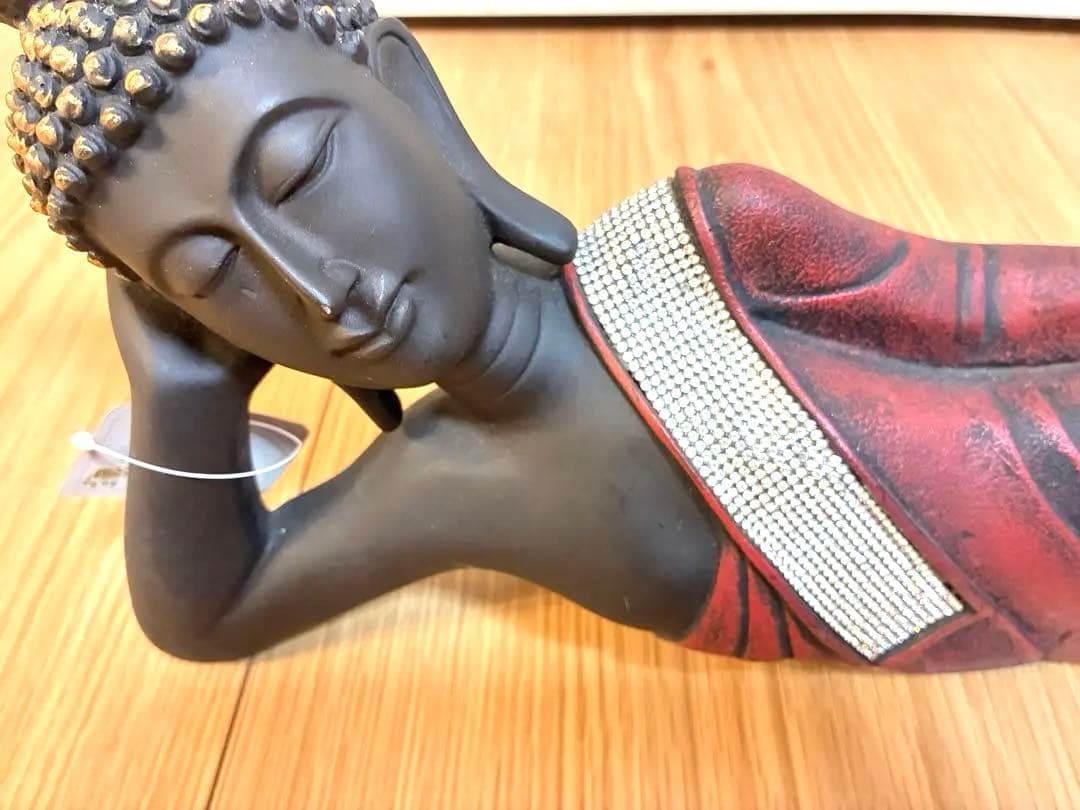 横たわる仏像 ビーズ装飾付き 約30cm