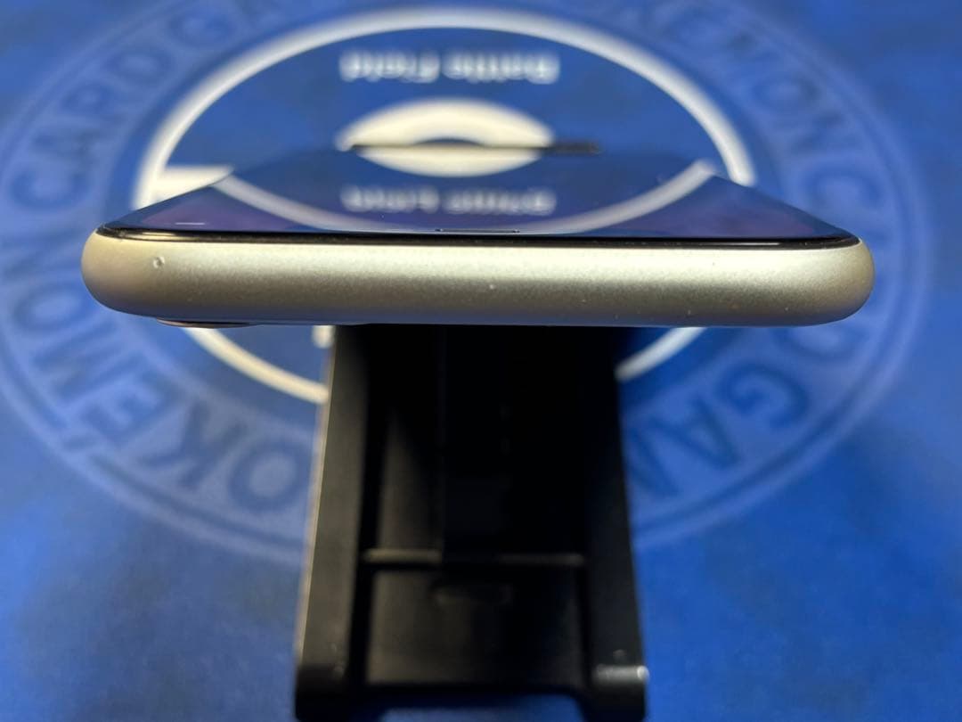 三連休特価【送料込、匿名配送】iPhone11ホワイト64GB simフリー