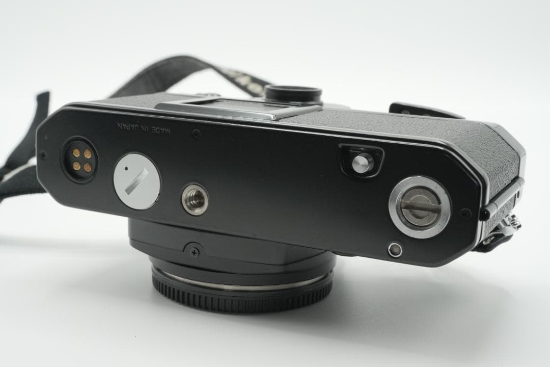 【美品】Nikon FE ブラック フィルムカメラ本体／前キャップ・ストラップ