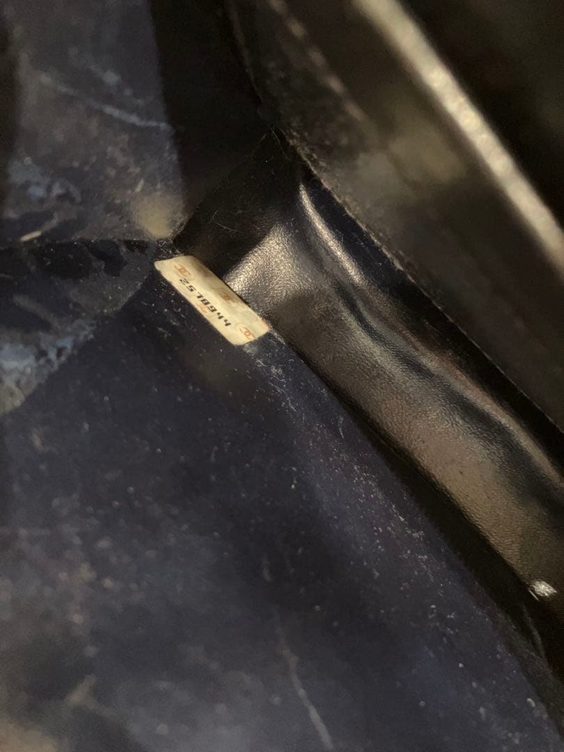 CHANEL ブラックショルダーバッグ タッセル付き