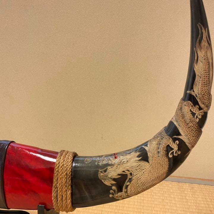 水牛の角 龍の彫刻   台座付き