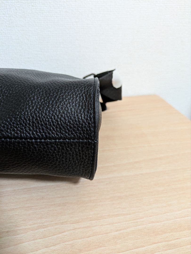 イアパピヨネ　柄ワイドテープショルダーバッグ　ブラック　黒　レザー