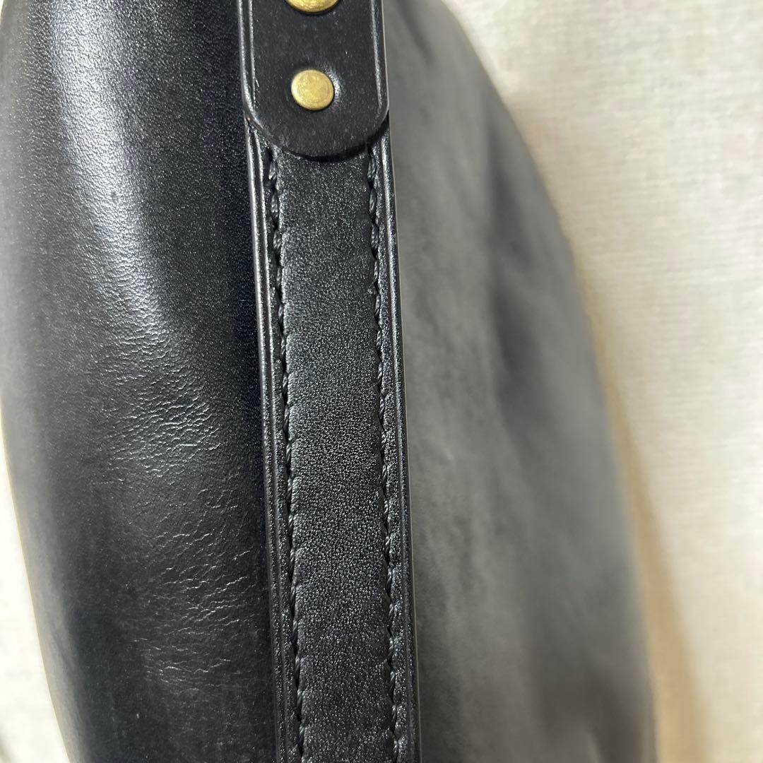 とも　黒ボディバッグ　総手縫い　タンニン鞣し革　ヌメ革