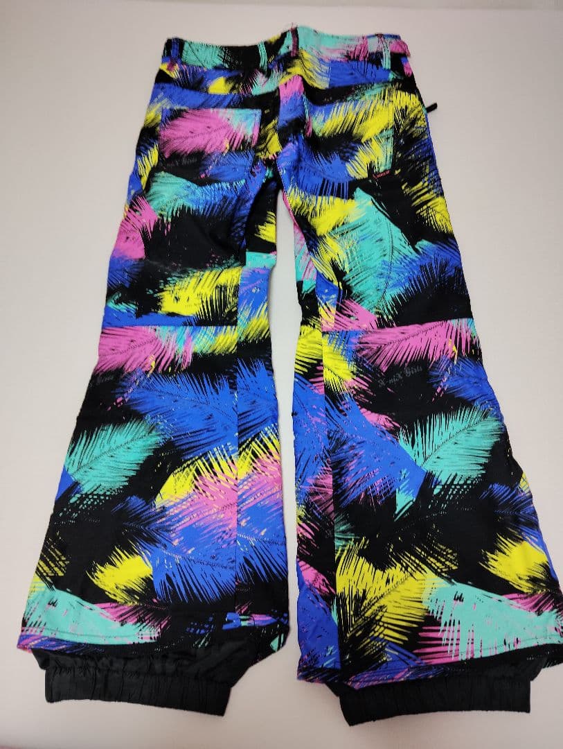 カラフルなスノーボードウェア上下