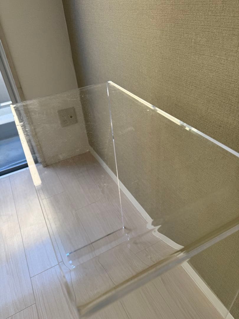 透明なアクリル製の長方形テーブル