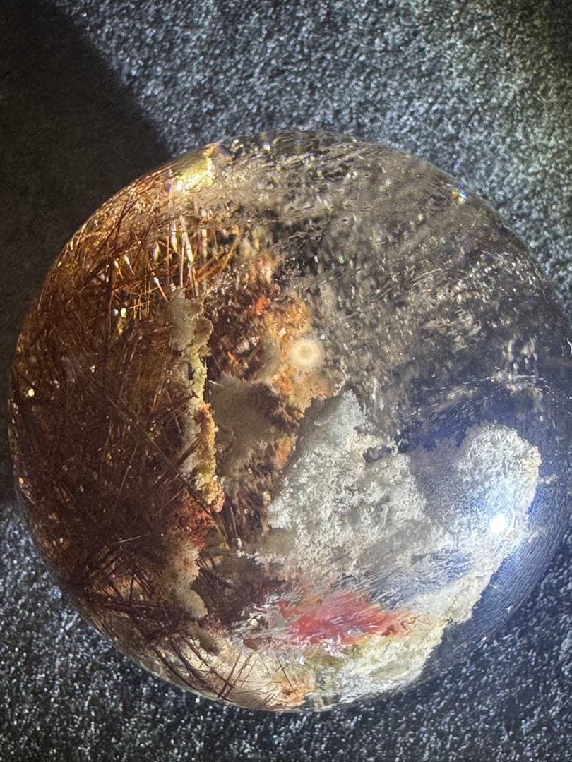 金運アップ！虹入りレッドルチルクォーツ　ホワイトガーデン共生入り透明球体置物