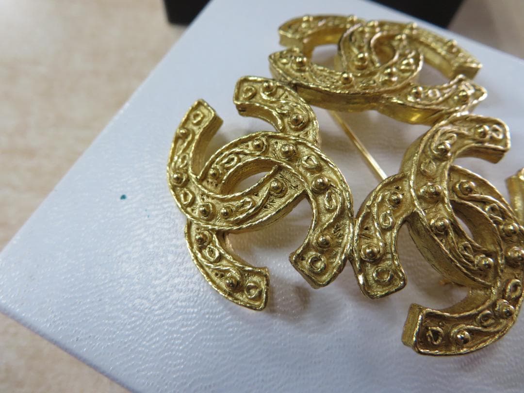 CHANELシャネル トリプルココマーク ブローチ レディース未使用