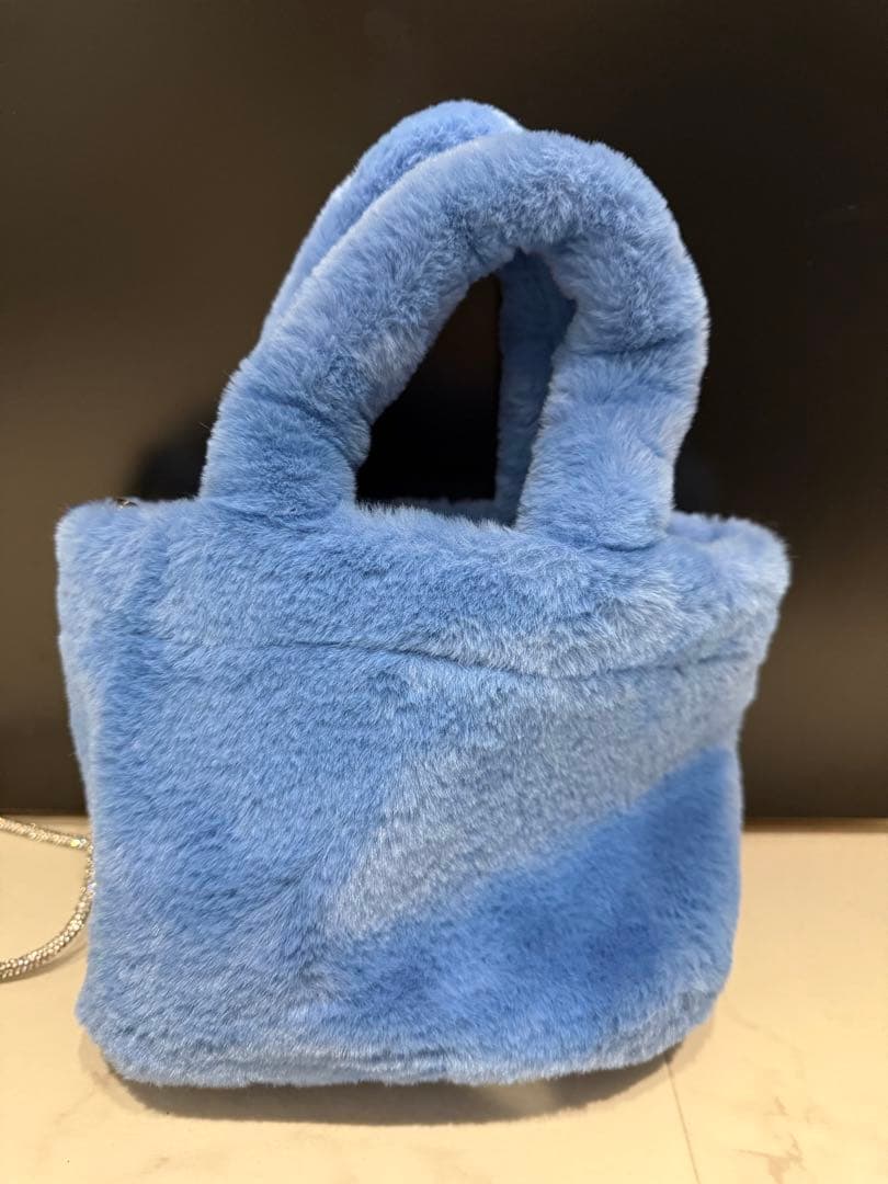 青いファーショルダーバッグ ロゴ付き