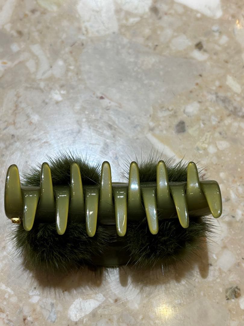 アレクサンドルドゥパリ　オリーブグリーン ミンクファー付きヘアクリップ