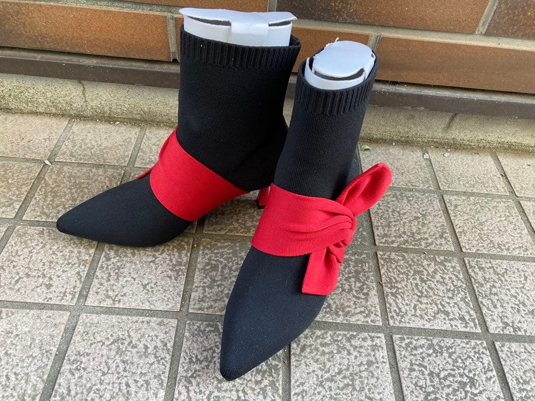 【ほぼ新品】ブーティ／ポインテッドトゥ／赤リボン付き／ニット素材／VIVAIA