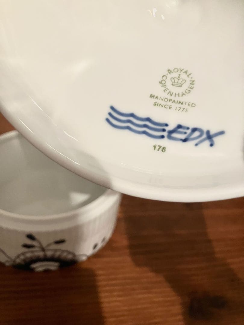 ロイヤルコペンハーゲン ＊ ブラックフルーテッド メガ ボックスラウンド