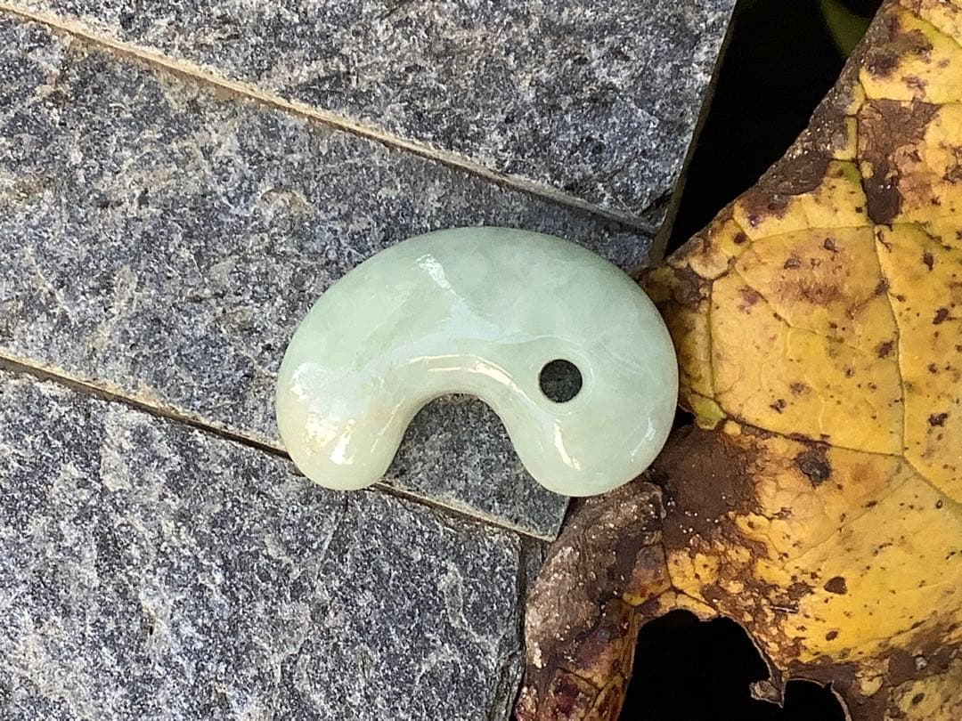 ✳間違いなく15万円以上の品‼️ 糸魚川翡翠氷種勾玉　本物の一生物　鑑定鑑別書付‼️