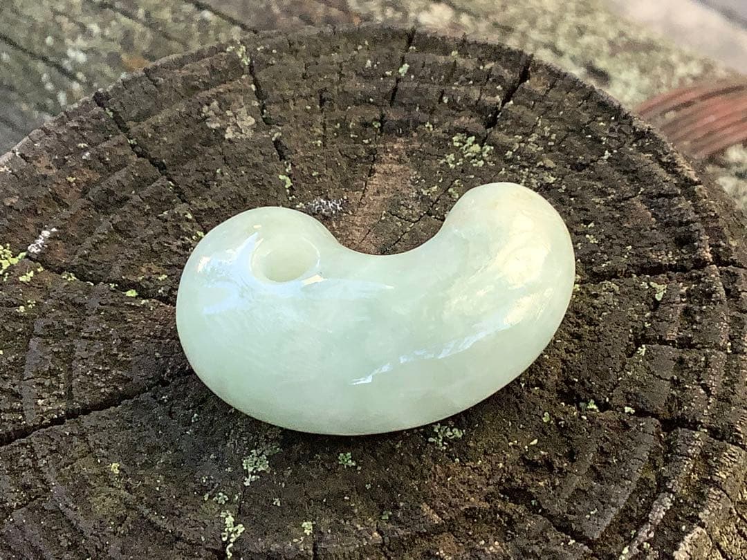 ✳間違いなく15万円以上の品‼️ 糸魚川翡翠氷種勾玉　本物の一生物　鑑定鑑別書付‼️