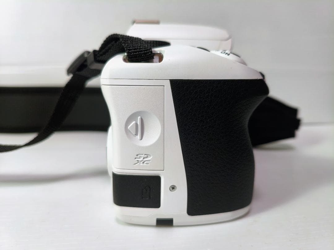 【黒死病対策】【内臓電池交換】PENTAX K-50 綺麗なホワイト＋WRレンズ