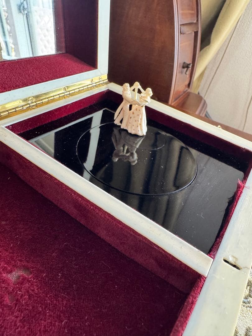 木製オルゴール ダンスフィギュア付き