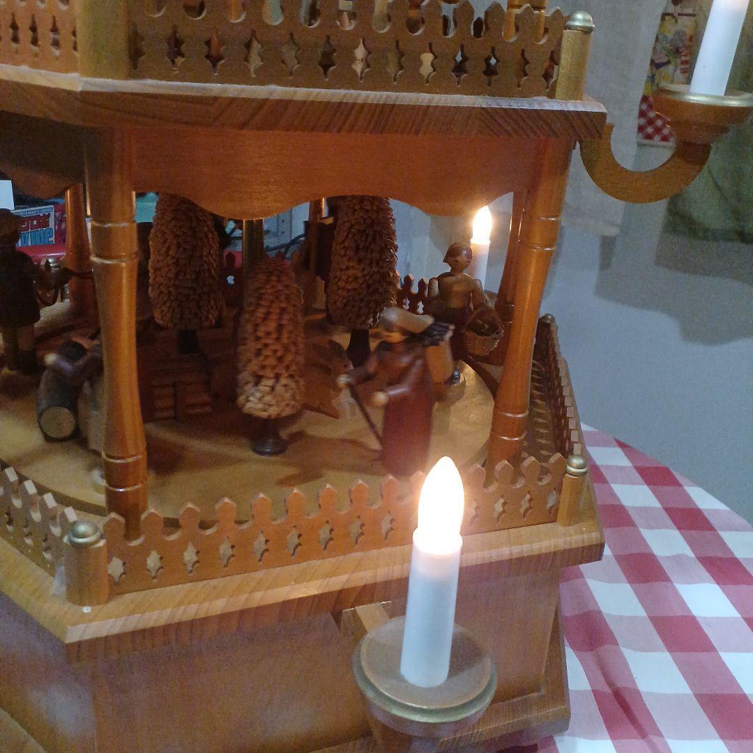 ザイフエン村木製クリスマスピラミッド 高さ130cm幅60cm。