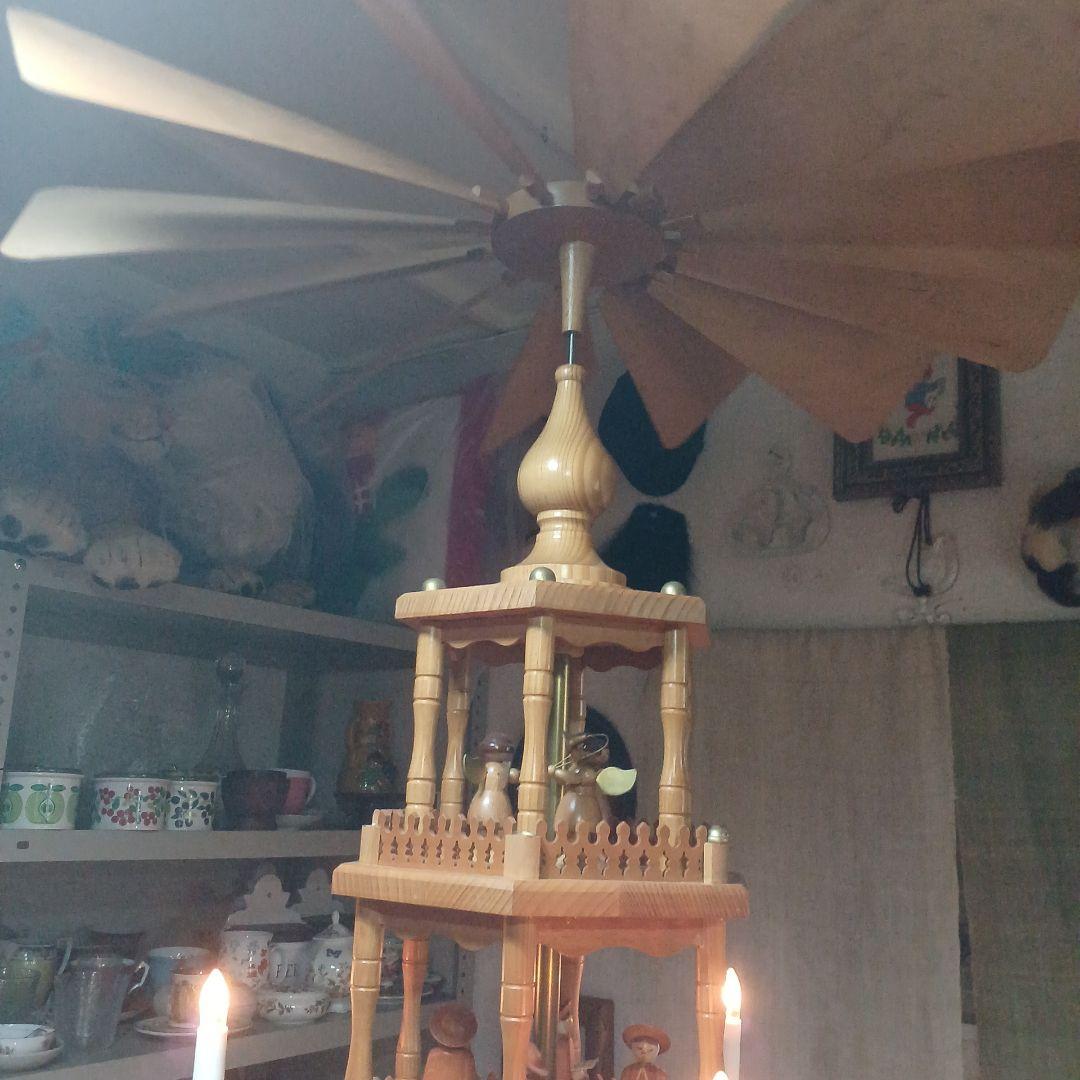 ザイフエン村木製クリスマスピラミッド 高さ130cm幅60cm。